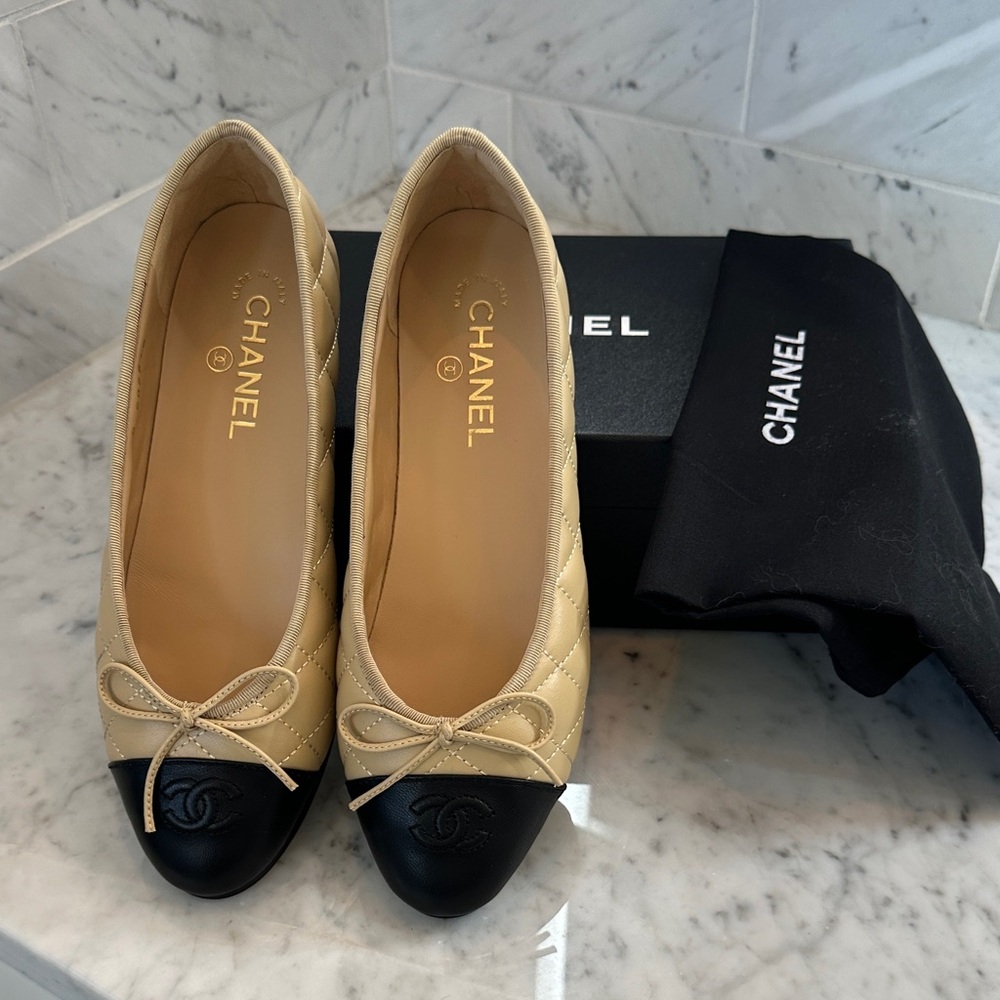 CHANEL Cream and Black Quilted Flats